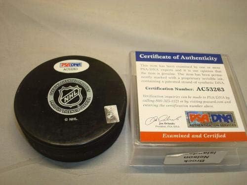 Brock Nelson assinou assinado no New York Islanders Hockey Puck autografado PSA/DNA COA 1A - Pucks de NHL autografados