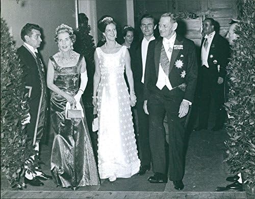 Foto vintage de Margrethe e Henrik, da Dinamarca, com o rei Frederick IX e Ingrid, da Suécia.